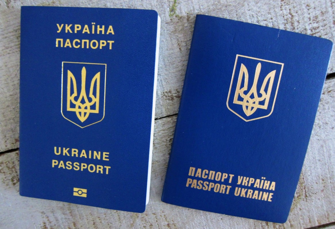 Украинцам разрешат фотографироваться на паспорт в головном уборе