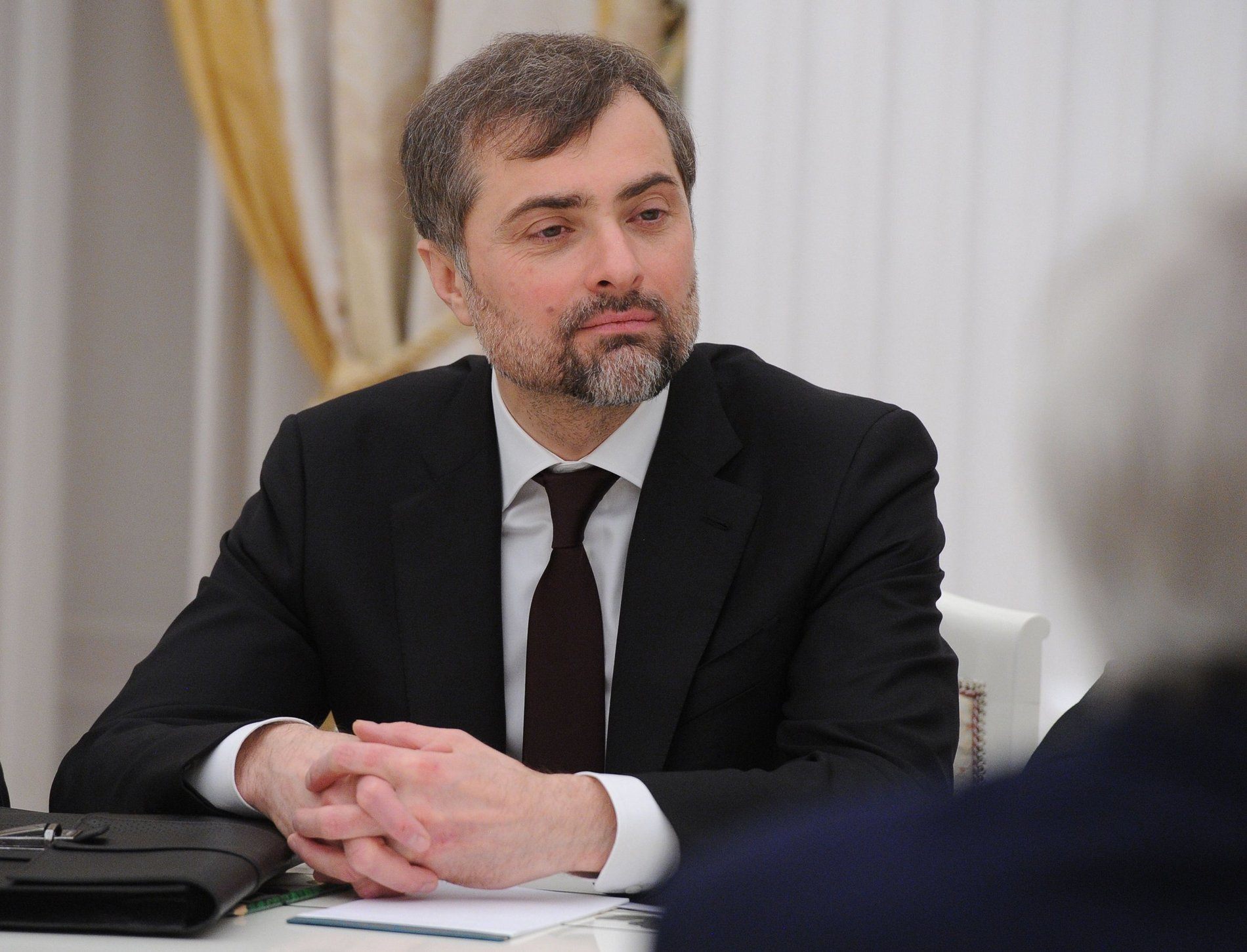 У Суркова рассказали о борьбе двух подходов по Донбассу в госаппарате РФ