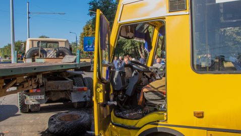 В Днепре столкнулись маршрутка и КрАЗ: пострадали более 10 человек