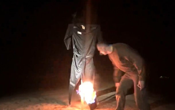 «Символ России, гори в аду!»: Сенцов сжег свою тюремную робу (видео)