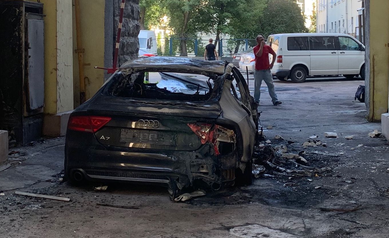 Появились новые фото сгоревшего авто невестки Гонтаревой