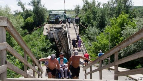 Зеленский: в Станице Луганской начали восстановливать мост