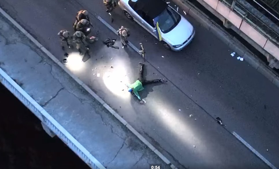 Полиция показала видео захвата экс-военного на мосту Метро