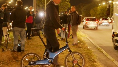 Задержание экс-военного: Кличко приезжал к мосту Метро на велосипеде (видео)