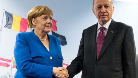 Меркель призвала Турцию прекратить операцию в Сирии