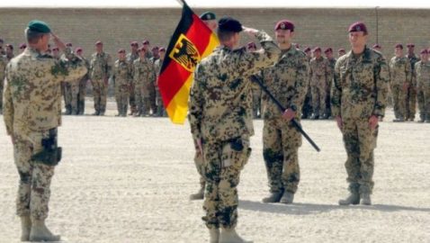 Немецкого солдата уволили за отказ пожать руку женщине