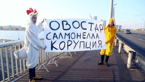 В Риге Зеленского встретили митингующие в костюмах кур
