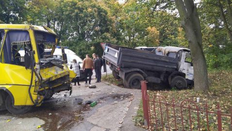 На Львовщине грузовик столкнулся с маршруткой: 10 пострадавших