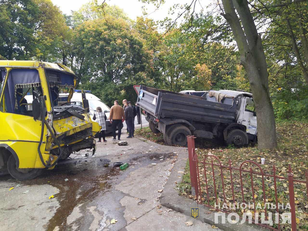 На Львовщине грузовик столкнулся с маршруткой: 10 пострадавших