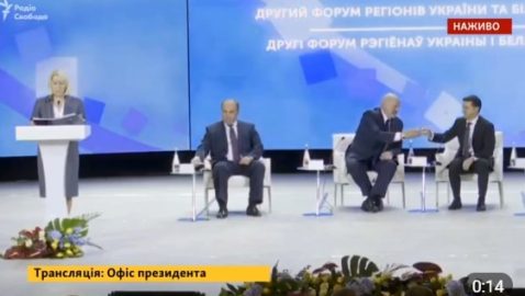Зеленский и Лукашенко рассмешили гостей форума, выпив за сотрудничество