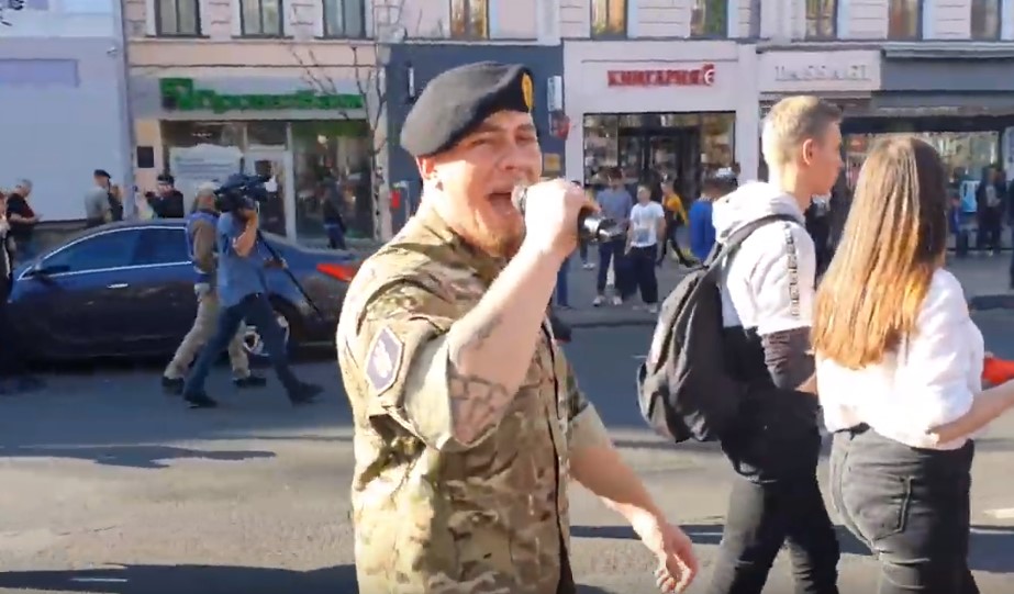 В Киеве скандировали «Бандера – наш герой!»