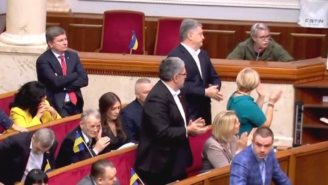 Видео: Порошенко стоя аплодировал Зинкевич, пока она распекала Зеленского
