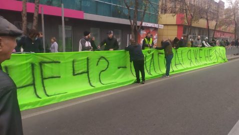 Зеленского встретили в Мариуполе песней «Я не лох»