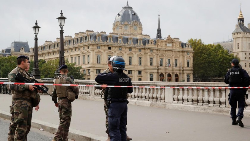 В Париже напали на штаб-квартиру полиции, пятеро погибших