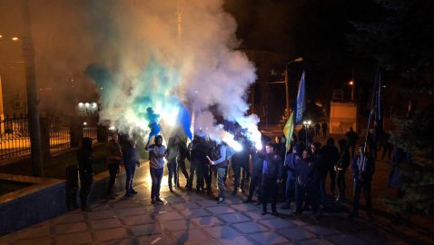 «Нет капитуляции!». Радикалы вышли к СБУ в Днепре, Харькове и Львове