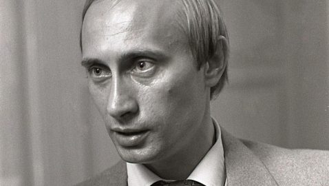 В Петербурге показали характеристику Путина-комсомольца