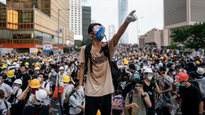 Поджоги и блокирования: в Гонконге продолжаются массовые протесты
