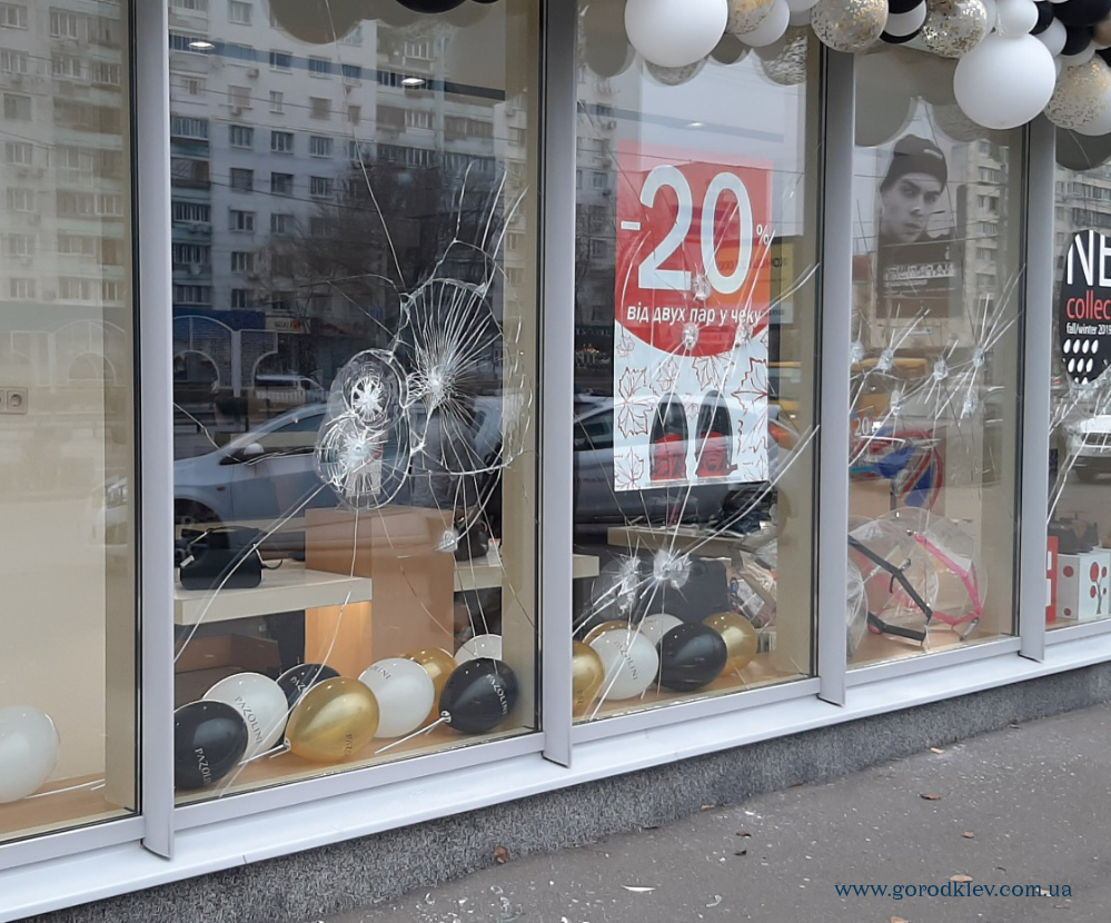 СМИ: в Киеве стреляли в обувной магазин