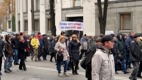 В Киеве ученые провели марш протеста и митингуют под Радой