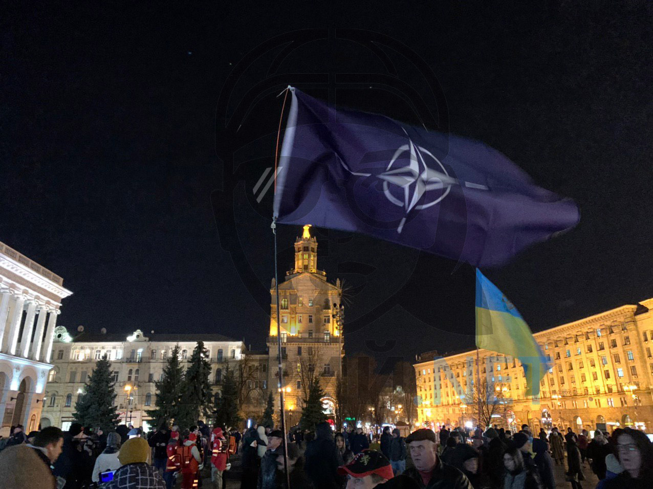 На Майдан принесли флаги США и НАТО