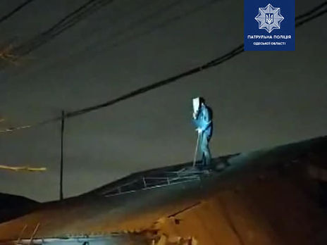 В Одессе полицейский упал с гаража при задержании психически больного
