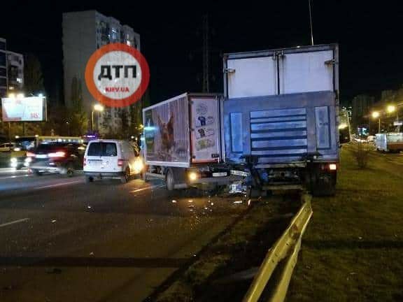 В Киеве фура протаранила несколько машин