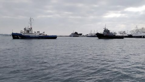 Украинские военные корабли покидают порт Керчи