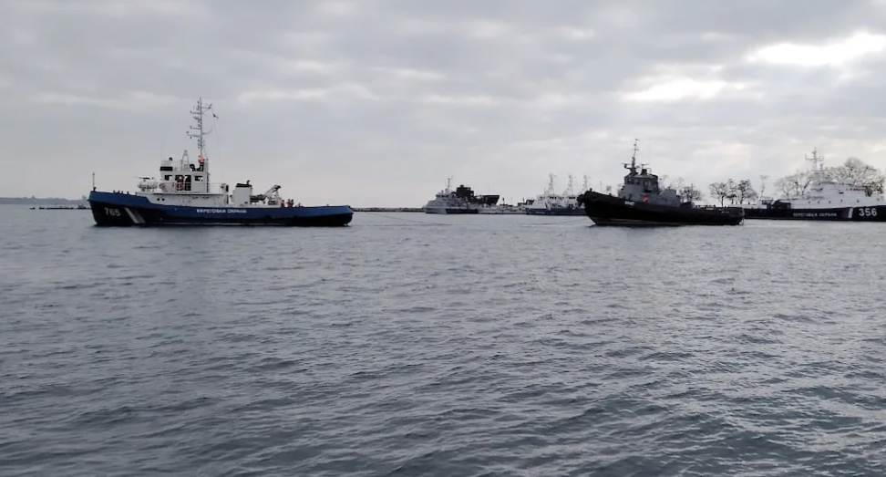 Украинские военные корабли покидают порт Керчи