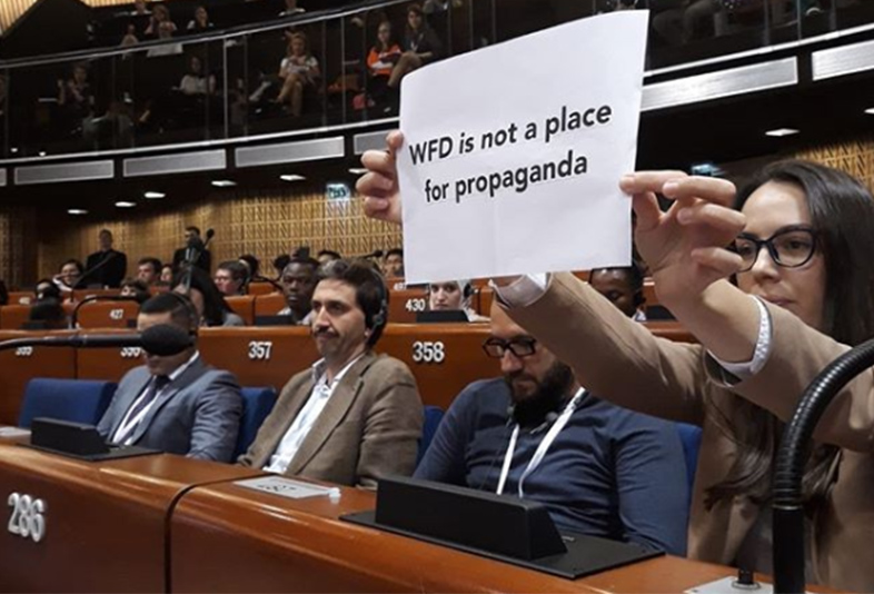 Журналисты пытались прервать представителя RT на Всемирном форуме демократии