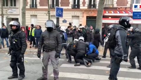 В Париже полиция требует отмены манифестации «желтых жилетов»