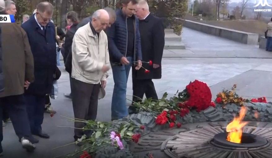 В Киеве возлагают цветы в честь годовщины освобождения города от нацистов