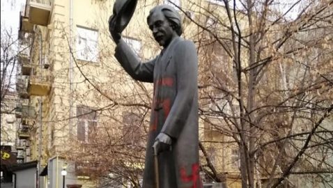 В Киеве памятник Шолом-Алейхему обрисовали свастиками