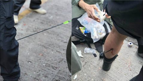 В Гонконге полицейского ранили из лука во время протестов