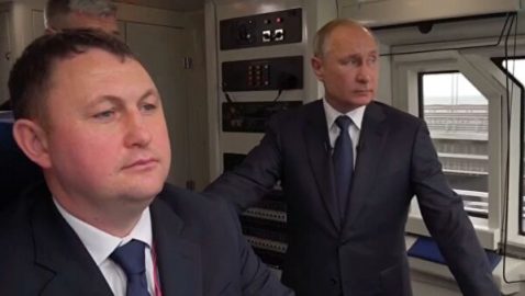 Путин проехал на поезде по Крымскому мосту