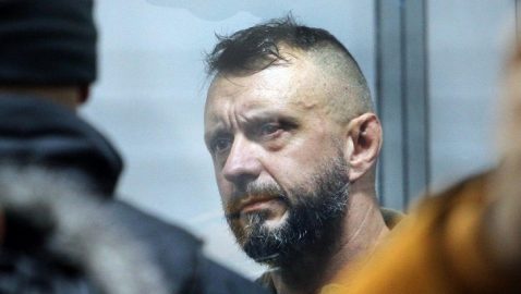 Суд оставил Антоненко под арестом