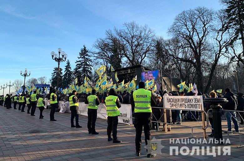 Улица возле Рады заблокирована участниками протестов