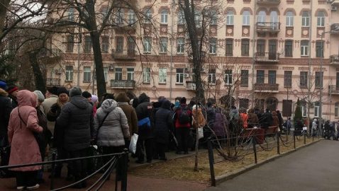 Под Радой митингуют против продления закона об особом статусе Донбасса