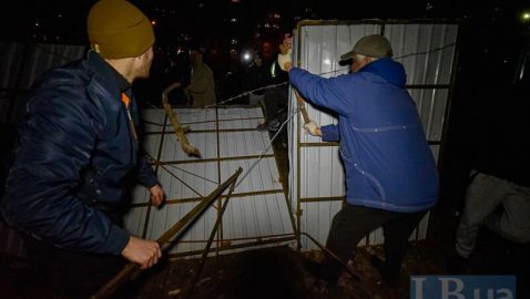 В Киеве протестующие снесли забор строительства многоэтажки