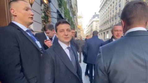«Поехали»: журналисты показали, как Зеленский выезжал из отеля в Елисейский дворец