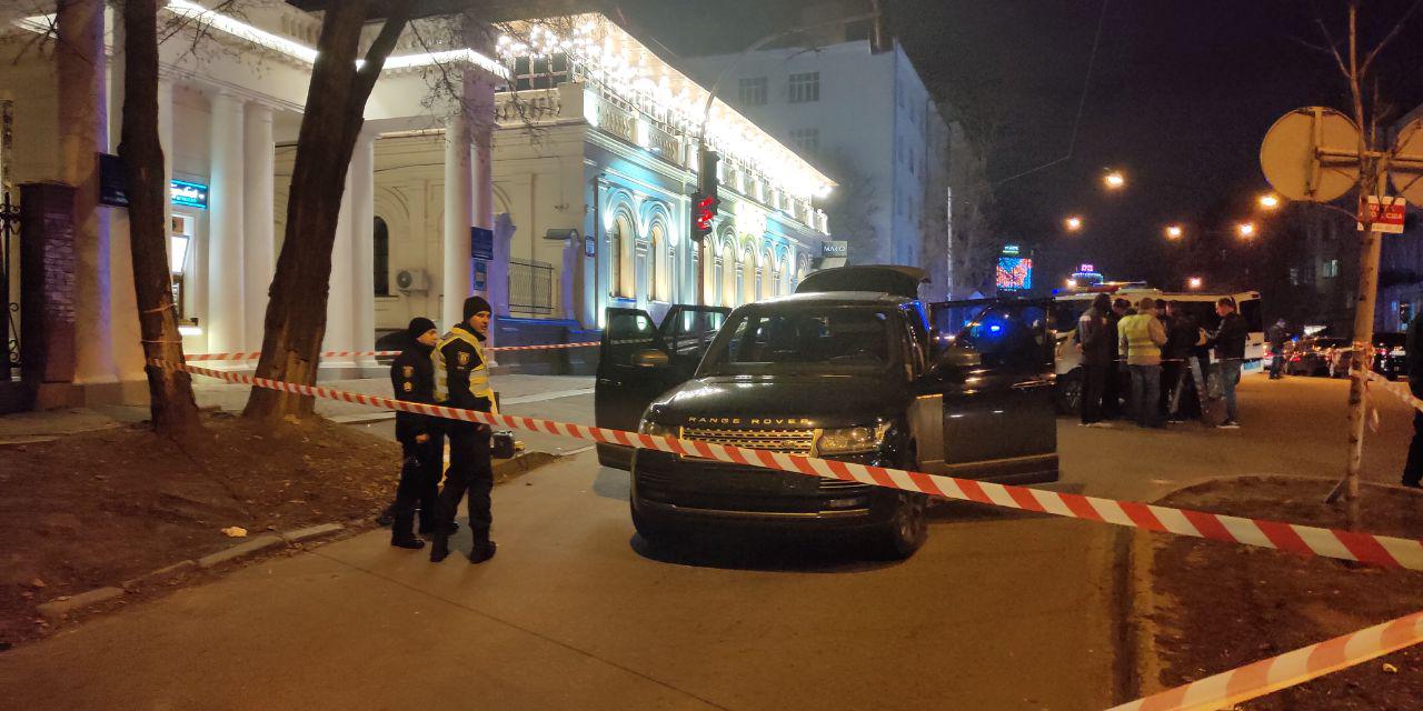 Полиция: стрельбу по Соболеву в авто вели из дома