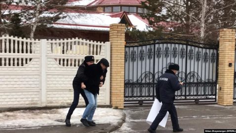 В Казахстане художник вышел к посольству Украины, чтобы извиниться за слова Токаева