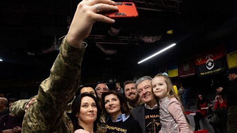 Порошенко сфотографировался с Марусей Зверобой на акции в поддержку Марченко