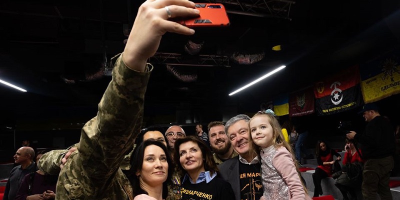 Порошенко сфотографировался с Марусей Зверобой на акции в поддержку Марченко