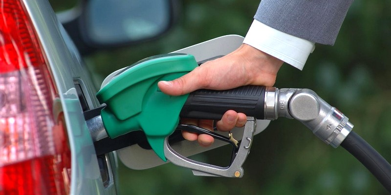 АМКУ потребовал от АЗС снизить цены на бензин