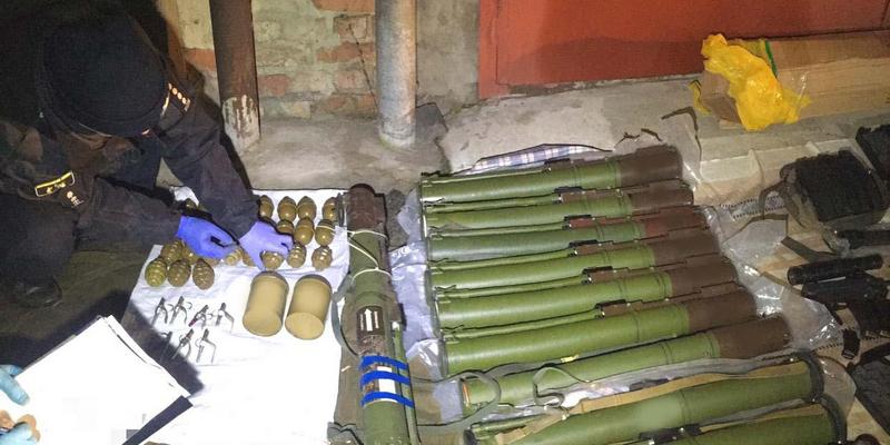 У жителя Ровно полиция изъяла более 10 тысяч единиц оружия и боеприпасов