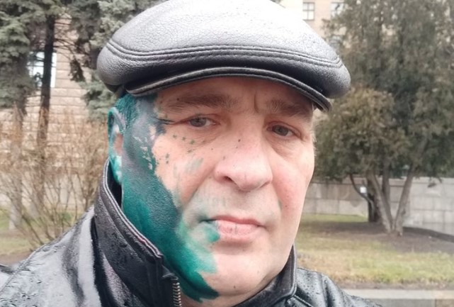 В Харькове националисты облили журналиста зеленкой