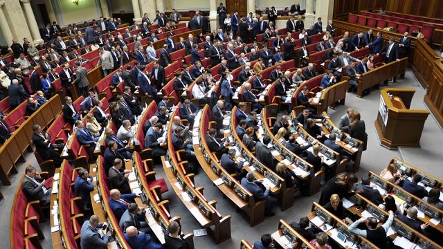 Рада приняла закон «слуг народа» о снятии неприкосновенности