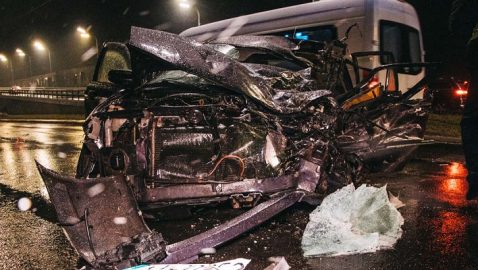 В Киеве фура влетела в легковушку и раздавила водителя