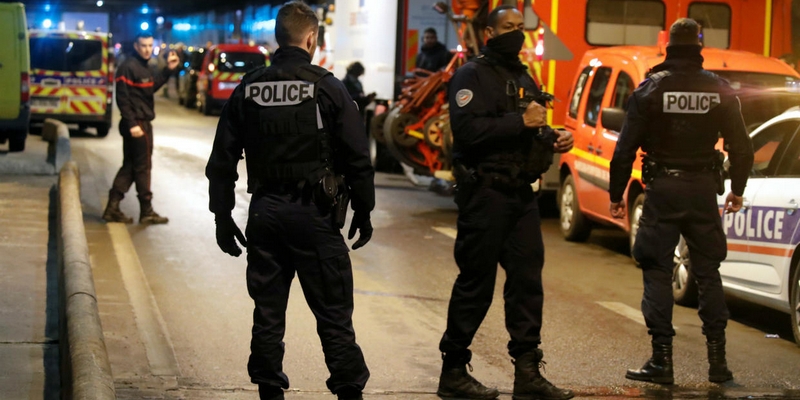 В пригороде Парижа застрелили мужчину, который угрожал ножом полицейским