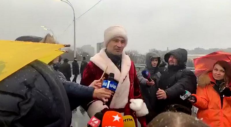 Кличко в костюме Деда Мороза открыл движение по Шулявскому мосту